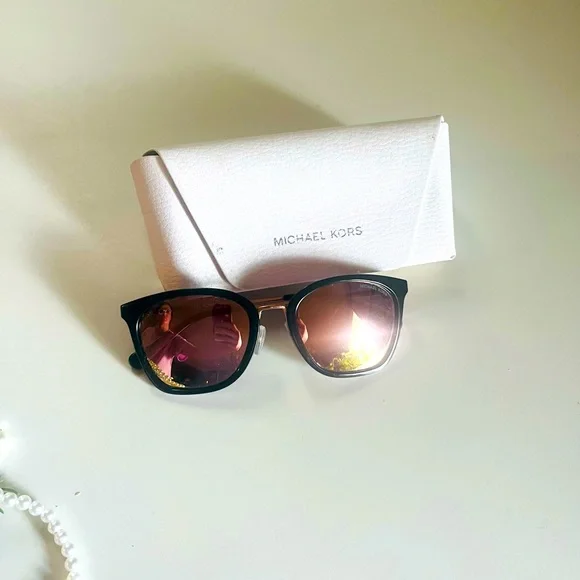 Michael Kors sunglasses W/case Michael Kors Sunglasses w/Case main image 4